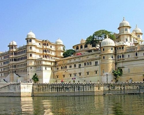 Udaipur tempo traveller